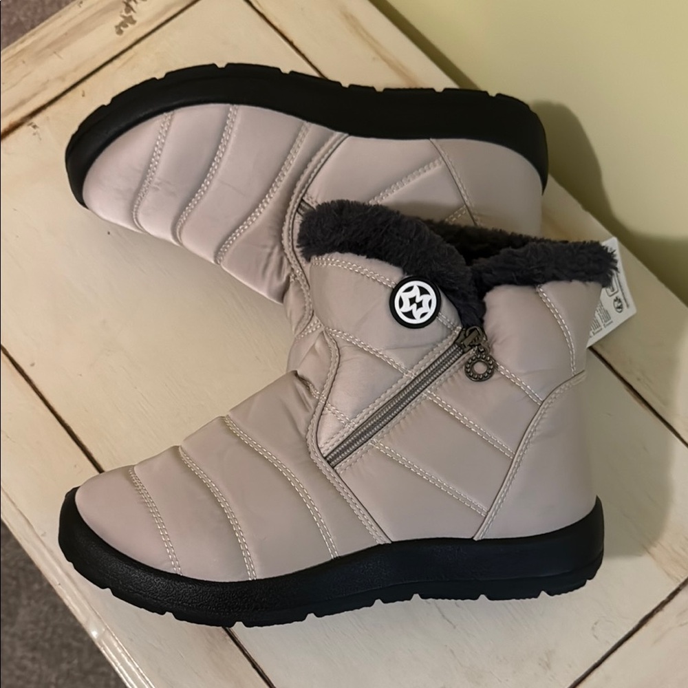 Chic Snow Boots with Black Fur